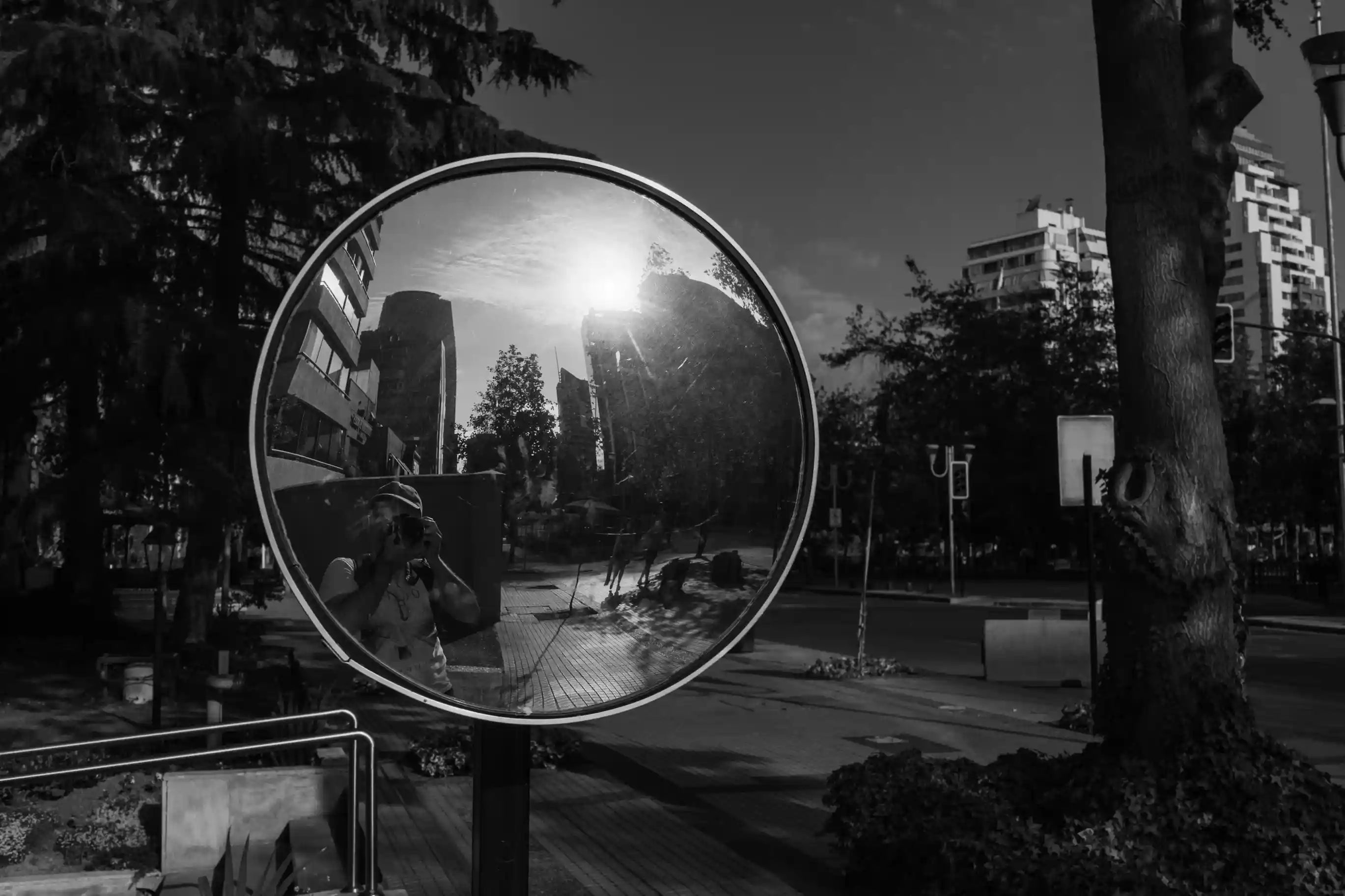 Autorretrato en blanco y negro en el reflejo de un espejo convexo urbano